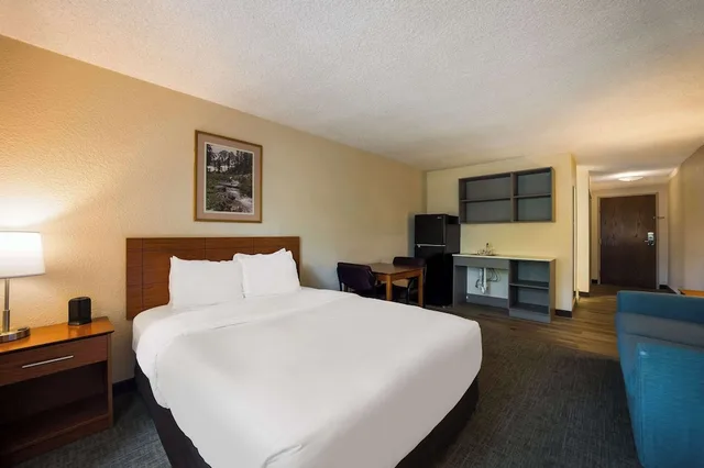 Suite, Queen Bed, Sofa, Suburban Studios Canon City, CO 3/6