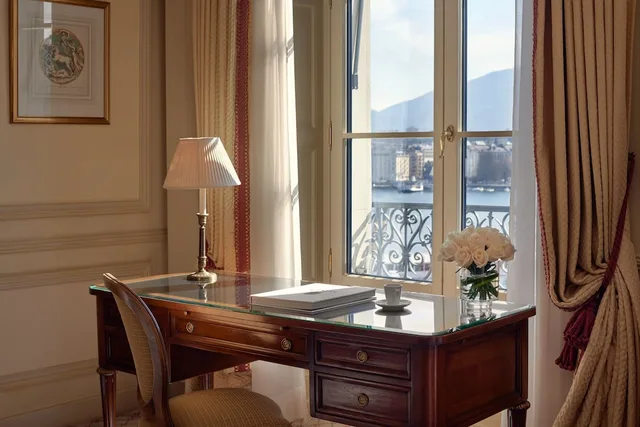 جناح جونيور بسرير كينج بإطلالة على البحيرة، Beau Rivage Geneve 7/8