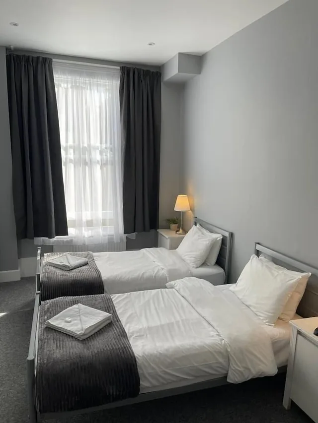غرفة أساسية بسريرين منفصلين بحمام مشترك، RAVNA GORA HOTEL 1/2