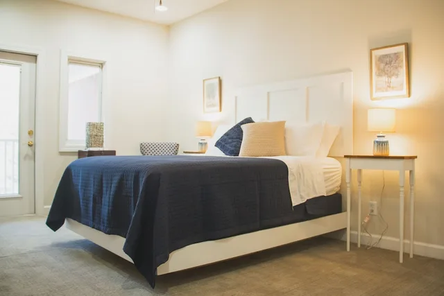 غرفة بريميوم بسرير كوين بشرفة، The Respite Bed and Breakfast 2/3