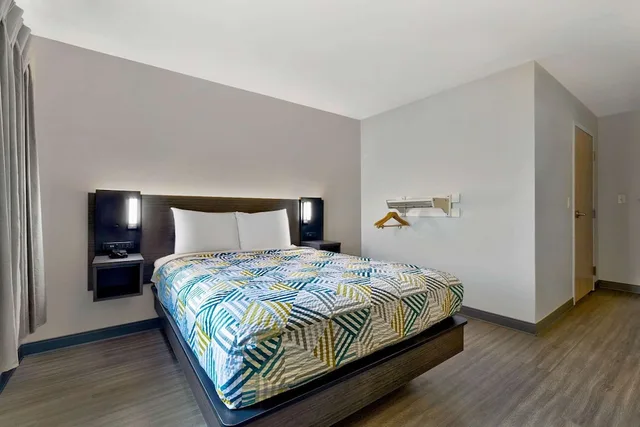 1 Queen Bed - Mobil Access Tub Nsmk Micfridg, Motel6 Marble Falls, TX 2/9