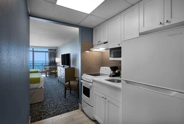Efficiency, 2 Queen Beds, Ocean Front, South Wing, Dayton House Resort, BW Signature Collection 2/4