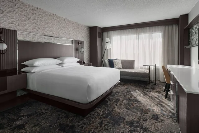 Studio, Suite, King Bed, Sofa, Bridgewater Marriott 2/4