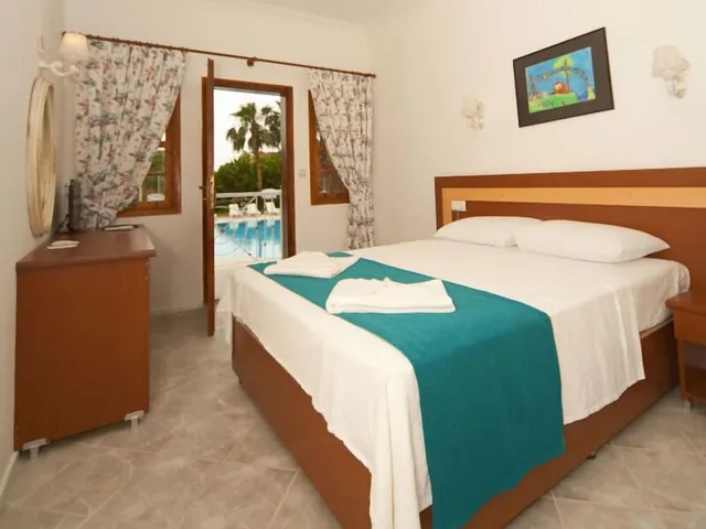 Standard, Double Bed, White Hotel 2/2