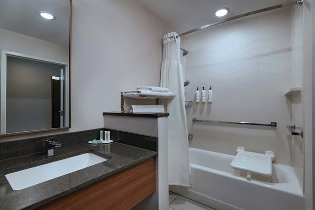 غرفة بسرير كينج، Fairfield Inn & Suites by Marriott Lincoln Crete 10/12