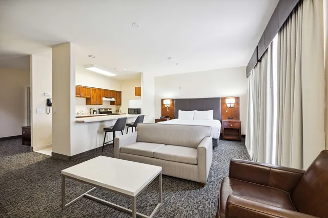 جناح بسرير كينج مع أريكة بمطبخ، Best Western Plus Downtown Inn & Suites 2/5