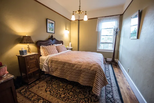 Traditional, Queen Bed, Shared Bathroom, Balch Hotel 7/10