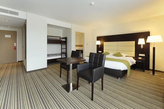 غرفة سوبيريور عائلية بسرير مزدوج وسرير بطابقين، Hotel Charleroi Airport Van Der Valk 1/4