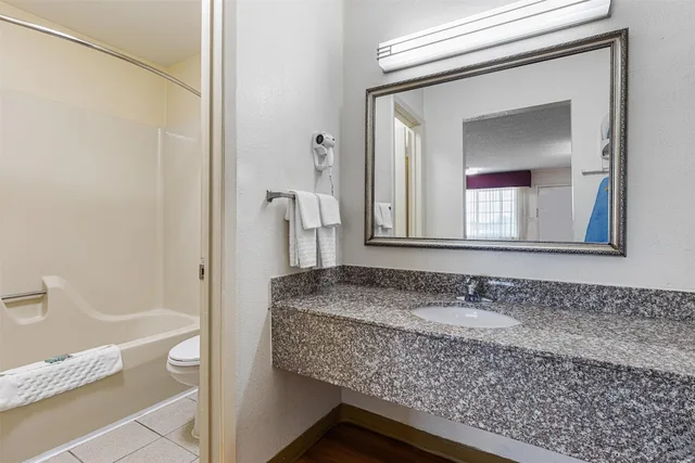 غرفة قياسية بسرير كينج مع أريكة، Best Western Palestine Inn 4/5