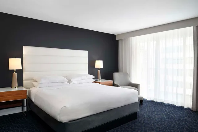 غرفة بسرير كينج بإطلالة على النهر بحوض استحمام لذوي الإعاقة، Hotel Tampa Riverwalk 1/2