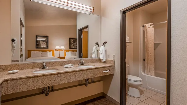 جناح بسريرين كوين مع أريكة بمنطقة جلوس بمطبخ صغير، Best Western Golden Spike Inn & Suites 2/2