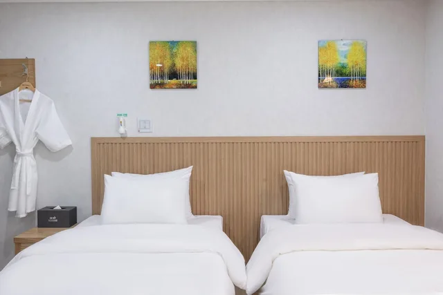 غرفة ديلوكس بسريرين منفصلين بشرفة بحوض استحمام، Dongbusan Hotel 2/4