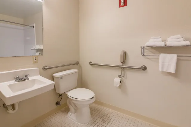 استوديو بسرير كوين لذوي الإعاقة، Suburban Studios Durham-Raleigh 2/4
