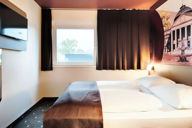 غرفة بسرير كوين، B&B Hotel Wiesbaden 1/4