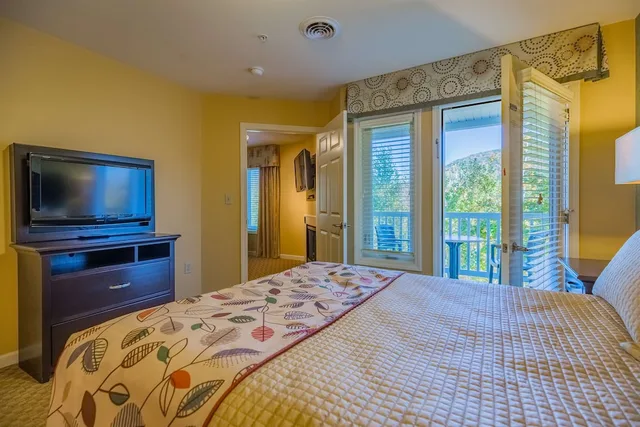 جناح ديلوكس بسرير كينج وسرير كوين بغرفتي نوم مع أريكة، Vacation Village At Berkshires 8/10