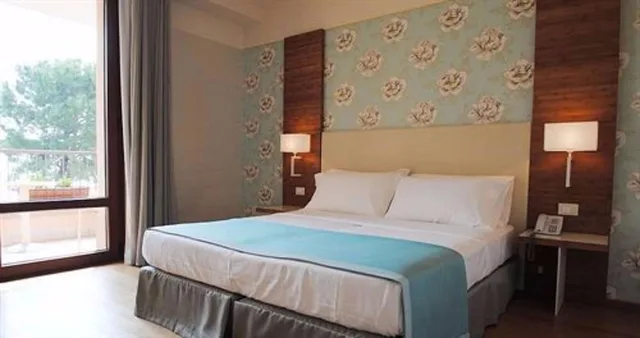 غرفة بانورامية بريستيج بسرير مزدوج بإطلالة على البحيرة بشرفة، Hotel Eden 4/8