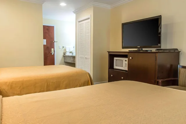 غرفة بسريرين مزدوجين، Quality Inn Near Mountain Creek 2/2