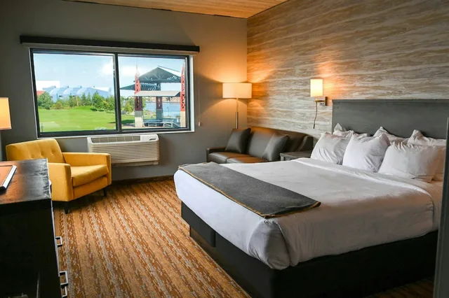 غرفة بسرير كينج بإطلالة على المرفأ مع أريكة، Pier B Resort 1/1