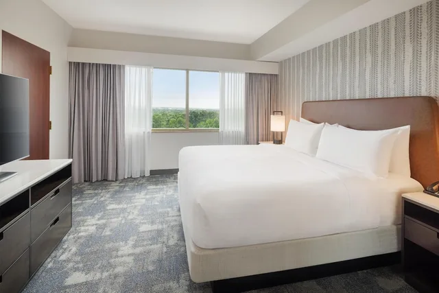 جناح بسرير كينج وسريرين مزدوجين بغرفتي نوم، Embassy Suites by Hilton Charlotte Concord Golf Resort & Spa 1/10