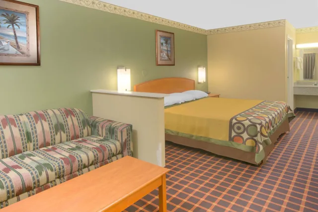 Studio, Suite, King Bed, Super 8 By Wyndham Shreveport 4/6