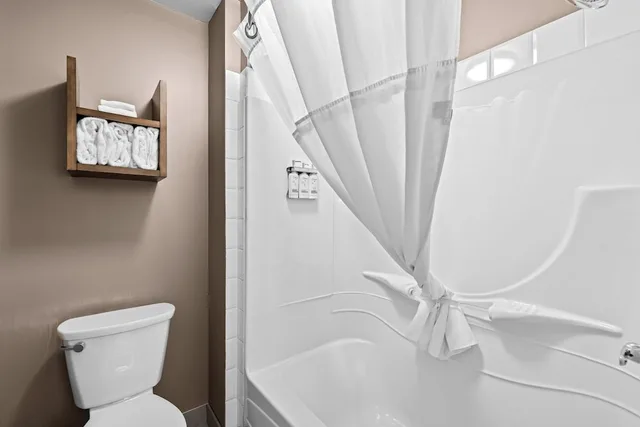 جناح بسرير كينج وسريرين كوين بغرفتي نوم مع أريكة بمطبخ، Staybridge Suites Hotel Calgary Airport 10/10