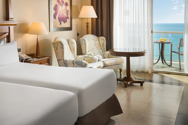 غرفة ديلوكس بسرير مزدوج أو سريرين منفصلين بإطلالة على البحر، Elba Estepona Gran Hotel and Thalasso Spa 2/4