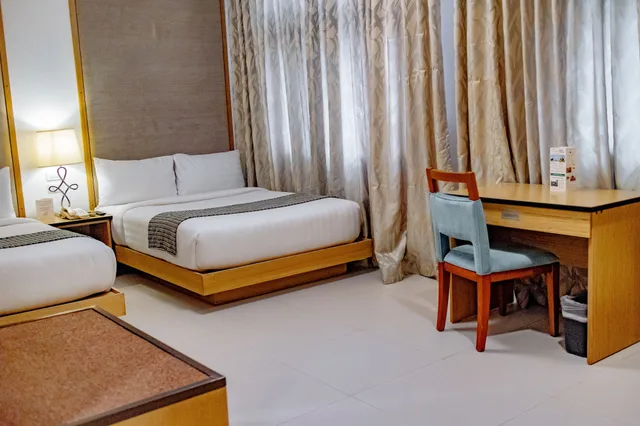غرفة سوبيريور بسرير كوين وسرير فردي، Crown Regency Courtyard Resort 2/6