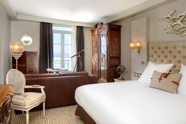 Riviera, Suite, King Bed, Full Sea View، GRAND HOTEL DES SABLETTES PLAGE, CURIO COLLECTION BY HILTON 3/5