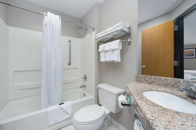 غرفة بسرير كينج مع أريكة، Super 8 by Wyndham Chattanooga East/Hamilton Place 2/3