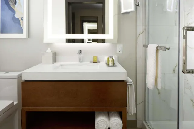 Room, King Bed, Queen Bed, Doubletree by Hilton Montreal Airport 3/3
