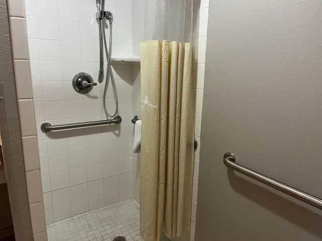 1 King Bed - Mob Acc RI Shwr Nsmk Micfridg، Motel6 Junction, TX - Llano River 10/10