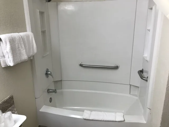 غرفة بسرير كوين لذوي الإعاقة، Econo Lodge Savannah Midtown 4/5