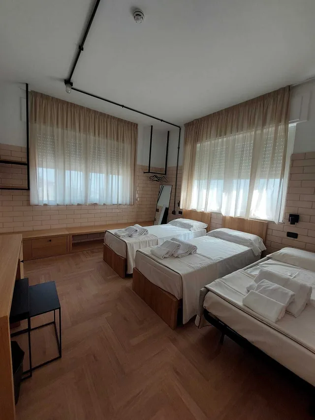 غرفة رباعية بسرير مزدوج وسريرين منفصلين، La Versiliana Hotel 1/2