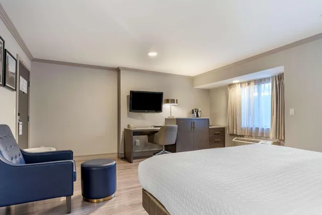 Room, King Bed, Bathtub, Best Western Plus Executive Suites 5/10