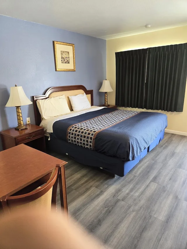 Suite, 3 Queen Beds, Rodeway Inn & Suites Blythe I-10, CA 3/10