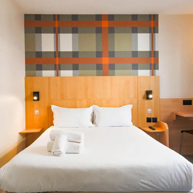 Family, Quadruple, Bunk Beds, Bathtub, easyHotel Nice Old Town 3/9