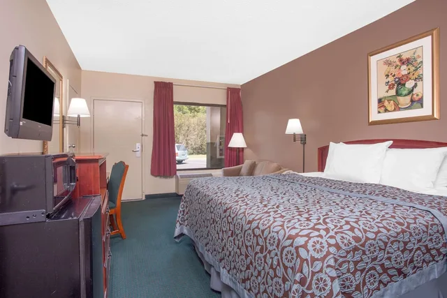 Standard, King Bed, Days Inn by Wyndham Dublin GA 2/7