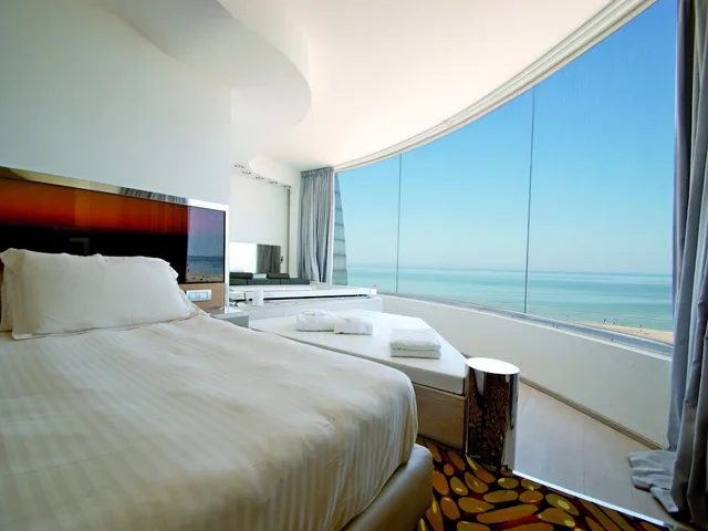 جناح جونيور بسرير كوين، Hotel Waldorf 1/6