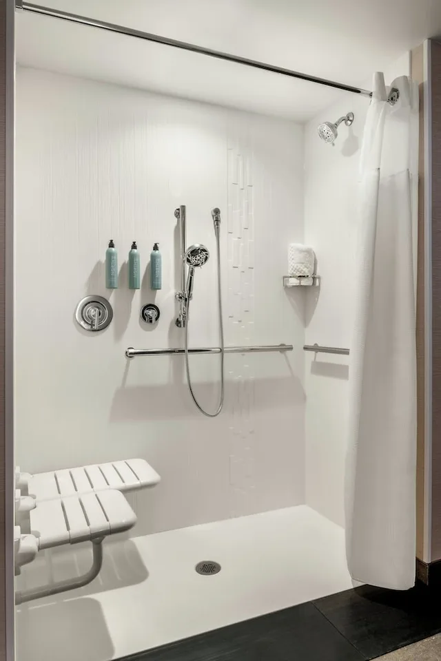 غرفة قياسية بسرير كينج، Courtyard by Marriott Milwaukee Brookfield at Poplar Creek 3/3