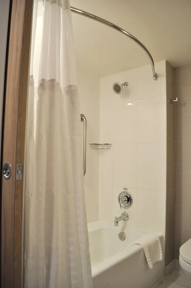 Renovated, Deluxe, 2 Queen Beds, City View, Pinnacle Vancouver Harbourfront (Ex Renaissance) 2/2