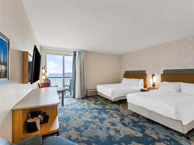 غرفة بسريرين كوين بشرفة بحوض استحمام لذوي الإعاقة، Hampton Inn St Ignace Lakefront Mackinac 1/2