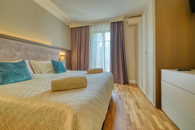 جناح كبير بإطلالة على البحيرة بشرفة بغرفتي نوم، Palazzo Della Scala 5/10