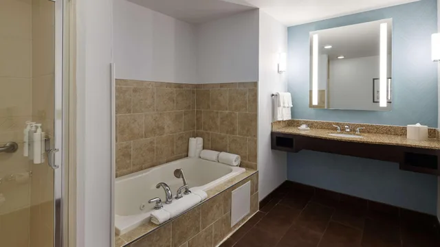 جناح بسرير كينج بغرفتين بحوض جاكوزي لذوي الإعاقة، Hilton Garden Inn Merrillville 4/4