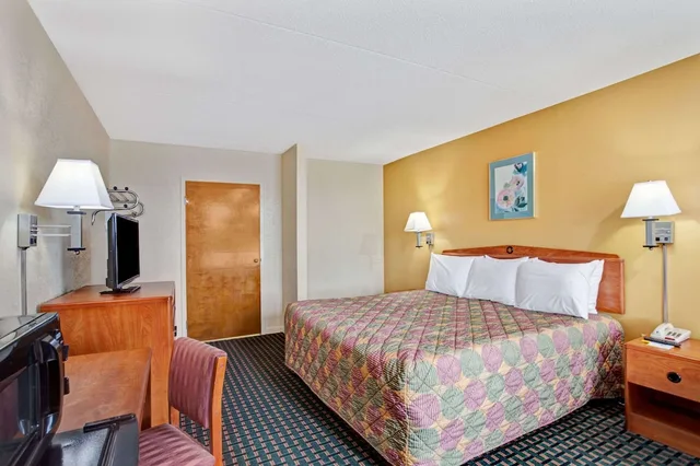 غرفة قياسية بسرير كينج، Days Inn by Wyndham Clarksville TN 2/4