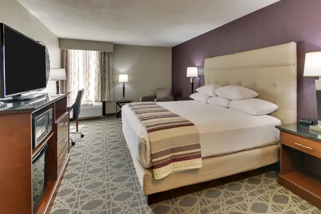غرفة بسرير كينج لذوي الإعاقة، Drury Inn and Suites Poplar Bluff 1/5