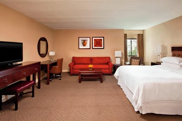 جناح جونيور بسرير كينج مع أريكة، Sheraton Framingham Hotel Conference Center 1/6