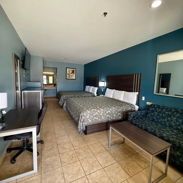 غرفة بسرير كينج وسريرين كينج، Weslaco Inn by Capital O Near Mercedes 1/10