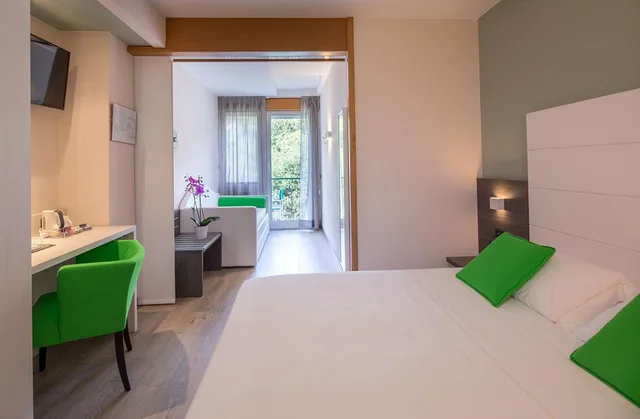غرفة بسرير كوين وسرير فردي بإطلالة على الحديقة بشرفة، Best Western Regina Elena 3/5