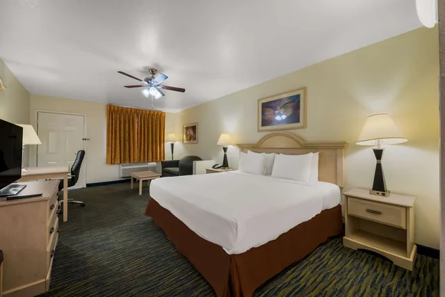 غرفة بسرير كينج للمدخنين، SureStay Hotel by Best Western Falfurrias 1/3