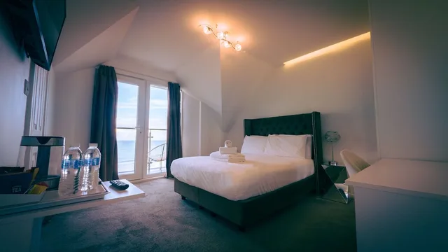 غرفة ديلوكس مزدوجة بإطلالة على البحر بشرفة، OYO Newquay Beach Hotel 1/5